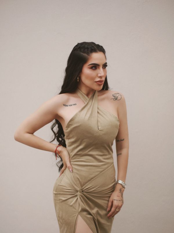 Bianca con vestido drapeado color arena