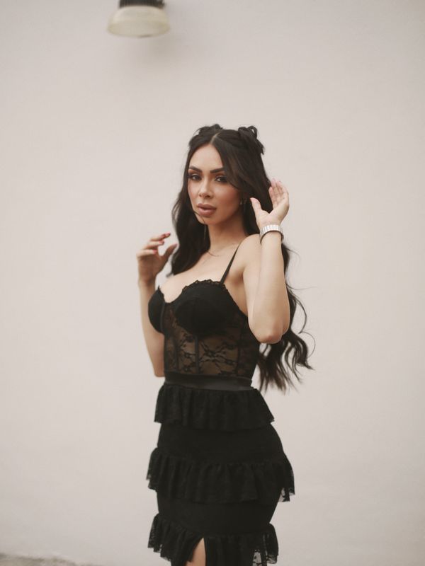 Bianca con vestido negro de olanes